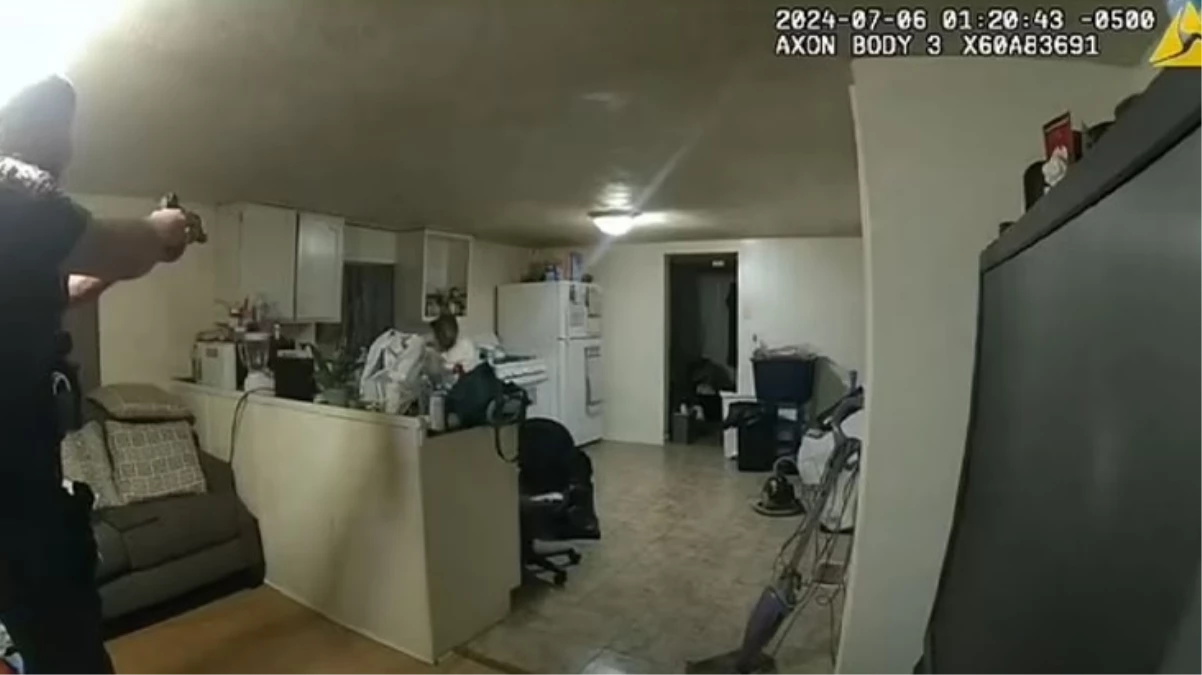 Siyahi kadın, hırsızlık ihbarı için 911’i aradıktan sonra evinde beyaz polis tarafından yüzünden vurularak öldürüldü